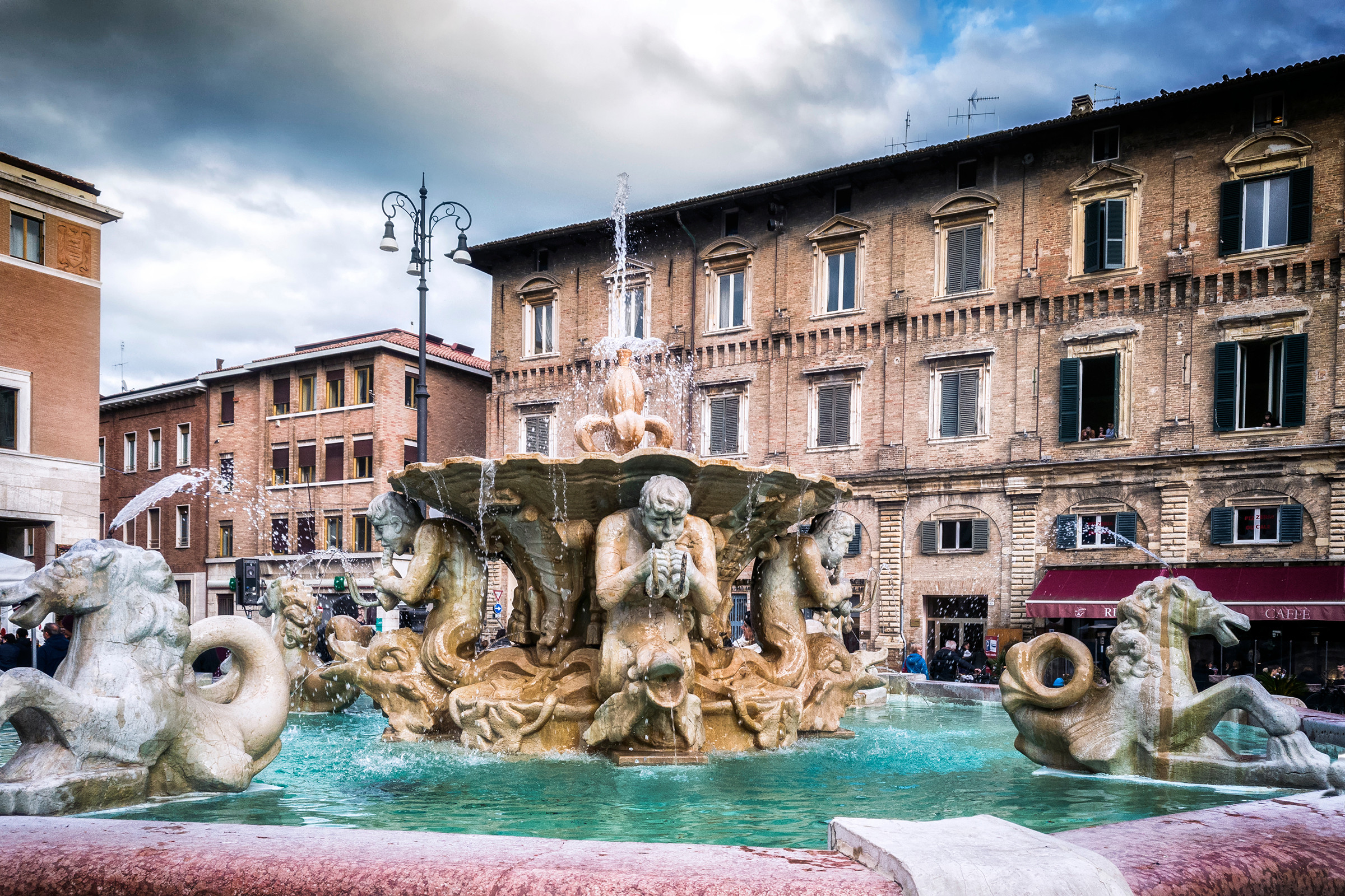 Pesaro Fontana nel centro di Piazza del Popolo