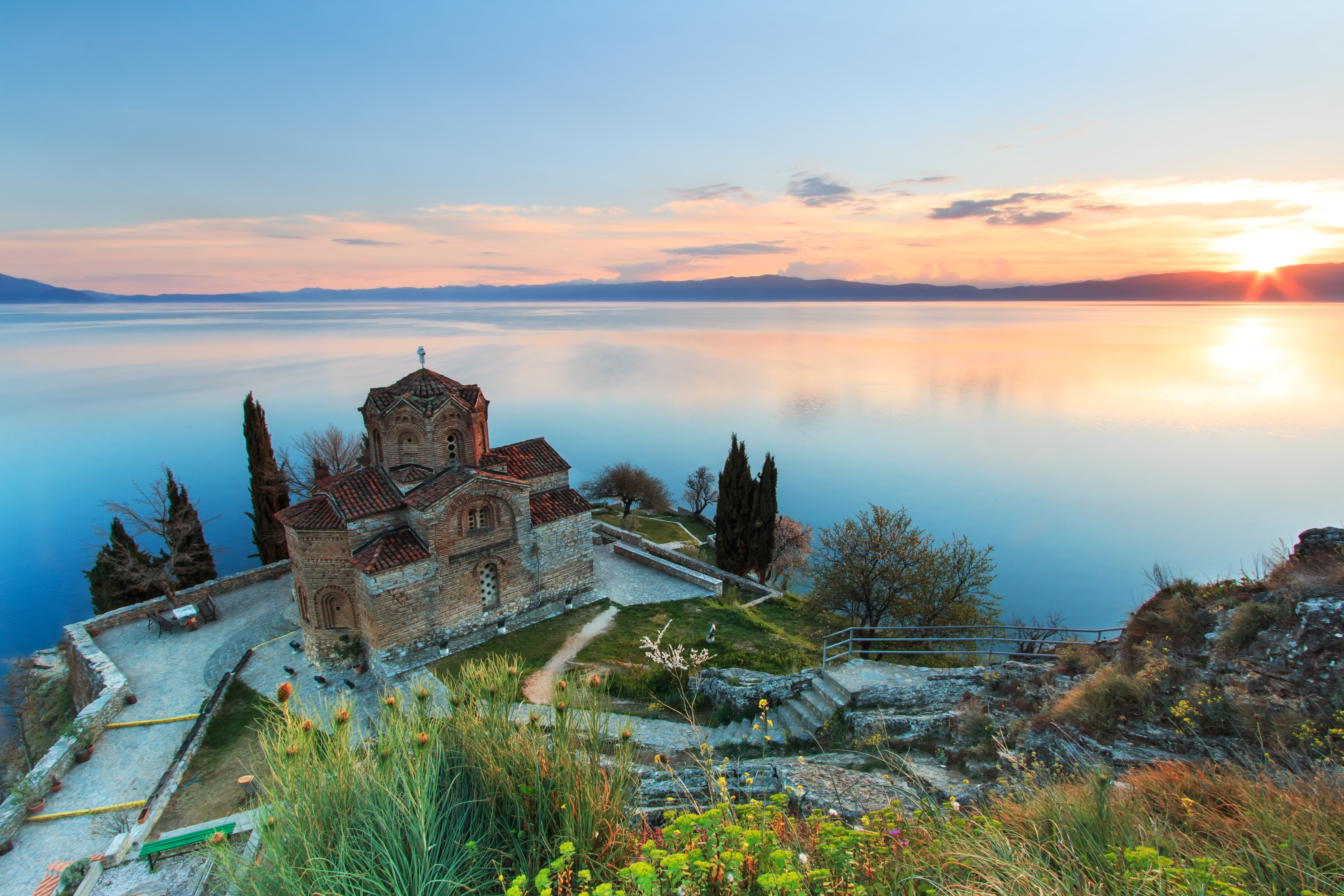 Repubblica della Macedonia del Nord La chiesa di San Giorgio a Kaneo, sul Lago Ohrid © outcast85/Shutterstock