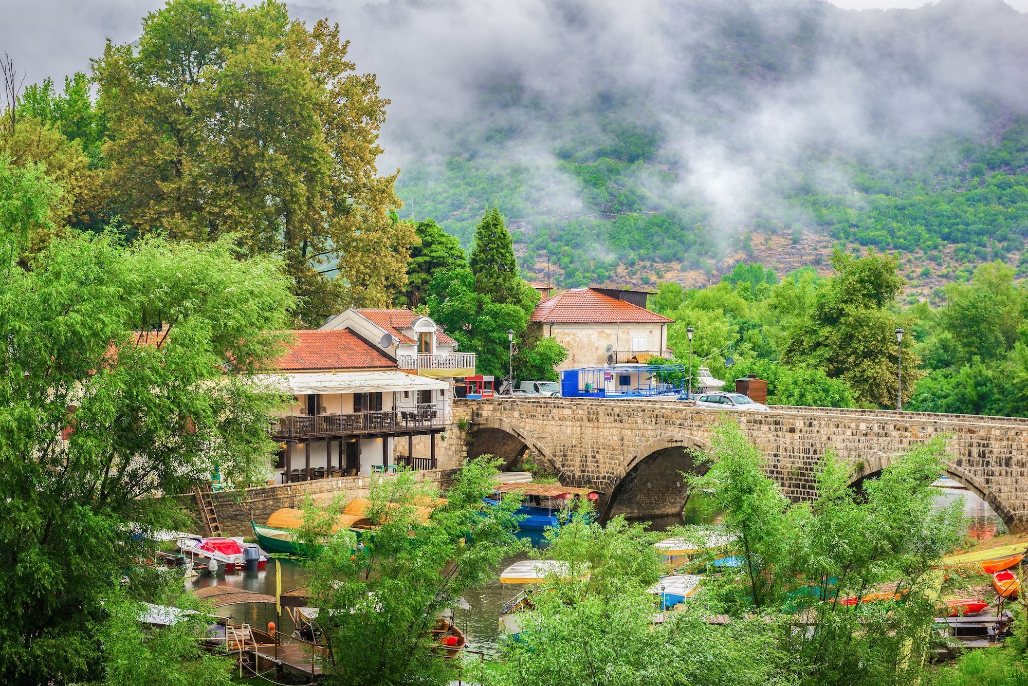 Virpazar nella nebbia © zevana / Shutterstock