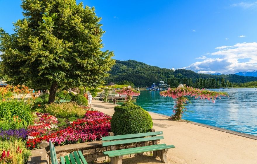 Spiaggia sulla riva del Wörthersee