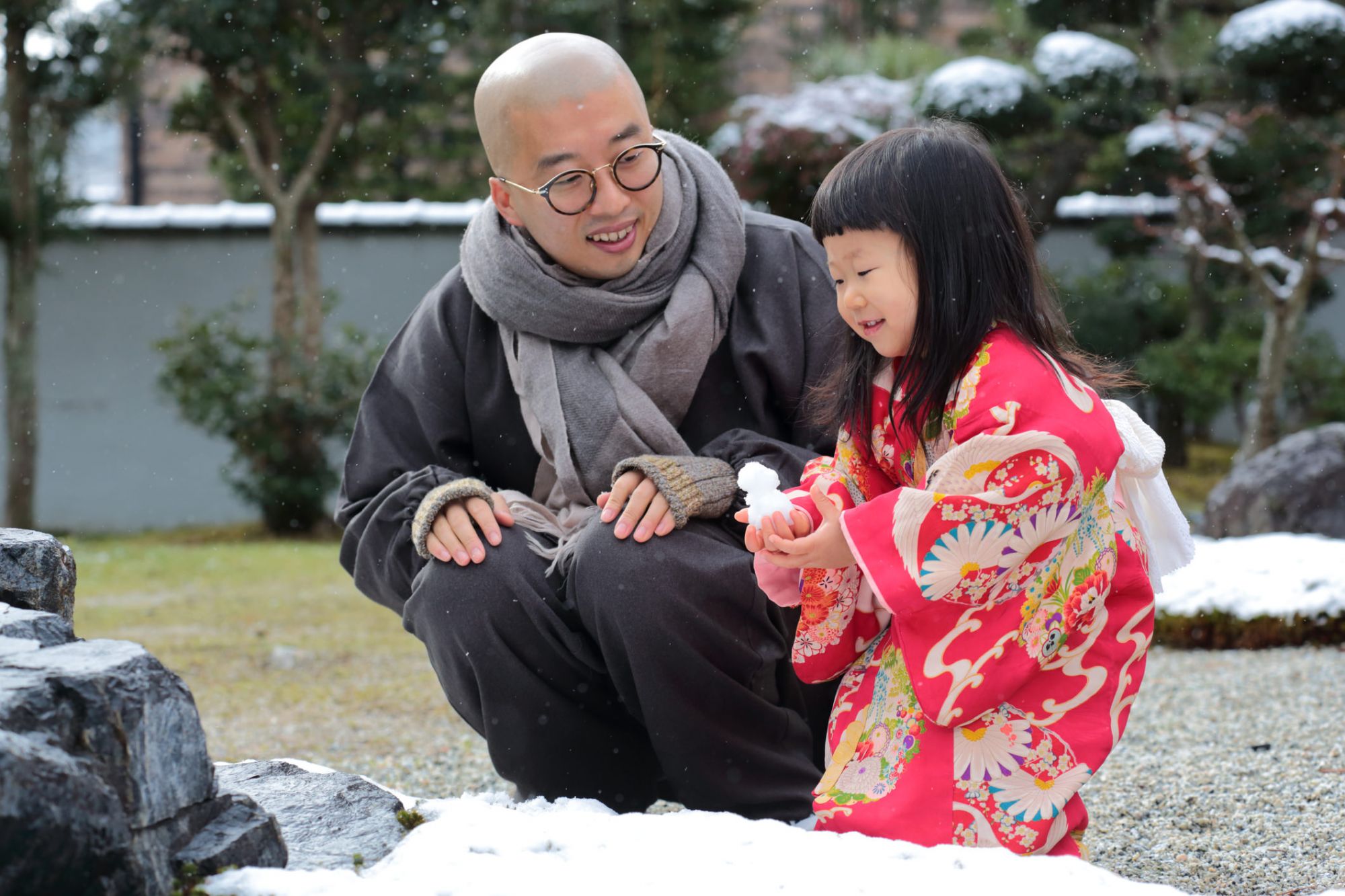 Bambina in kimono con suo padre in un tempio