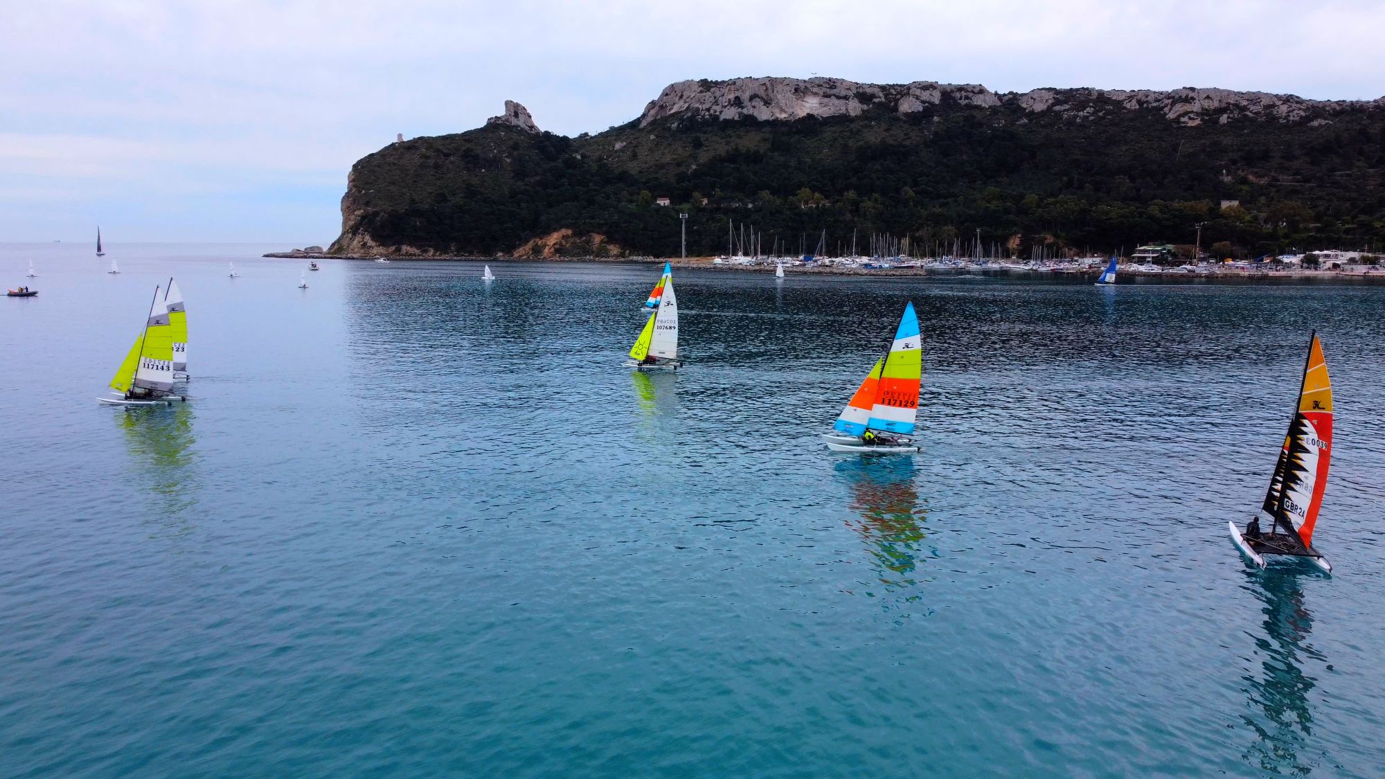 Mare, barche a vela, promontorio