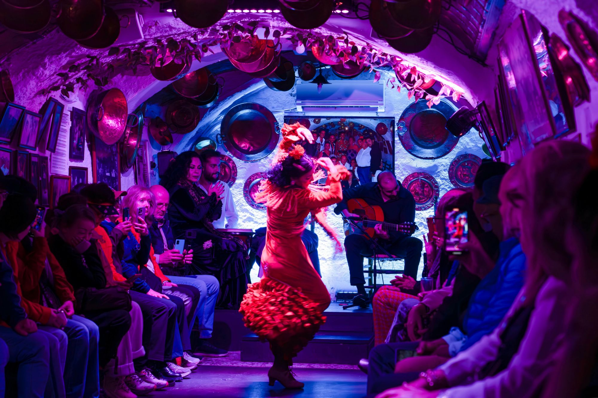 Uno spettacolo di flamenco in una delle antiche case-grotta di Granada. © Bilal Kocabas/Shutterstock