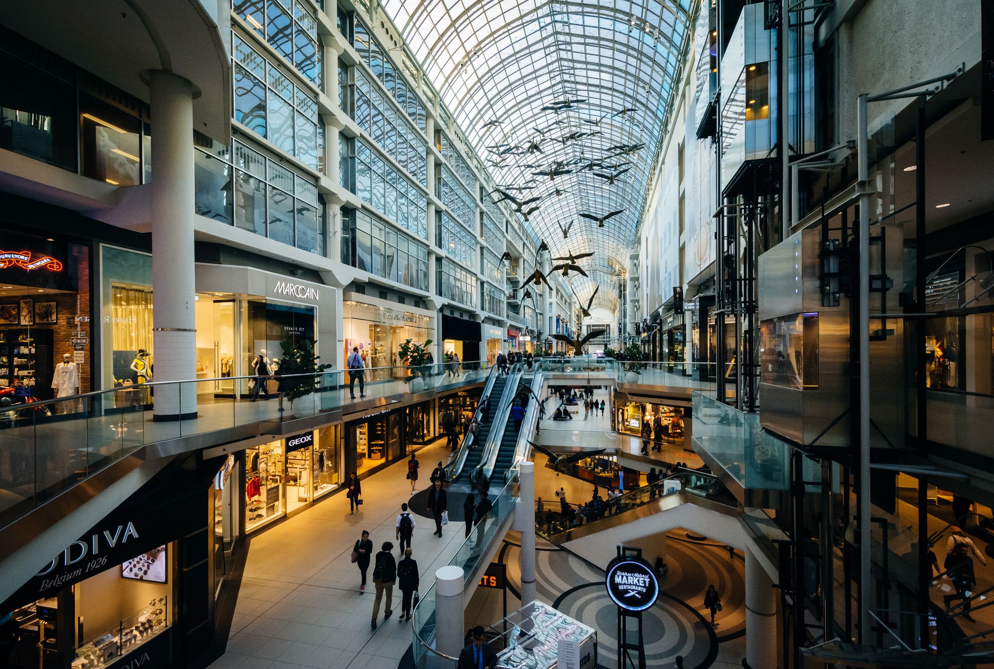 Il Toronto Eaton Centre, Canada ©Jon Bilous/Shutterstock