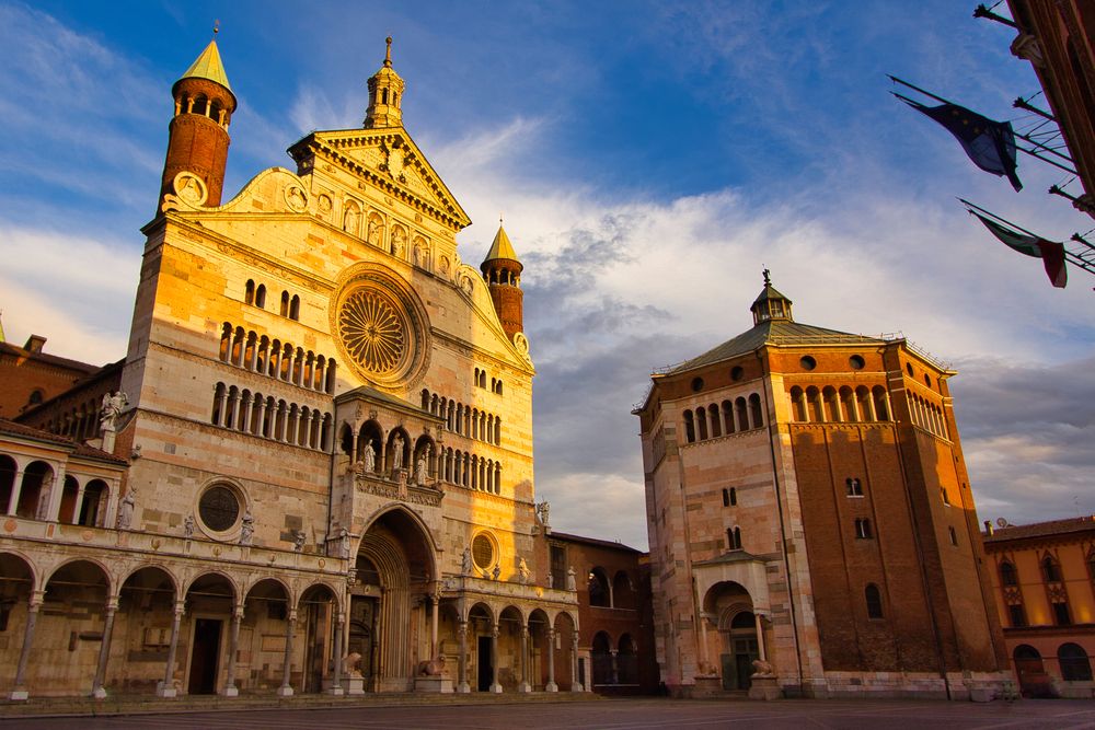 Cremona, la Cattedrale e il Battistero. Credits mauropr / Shutterstock