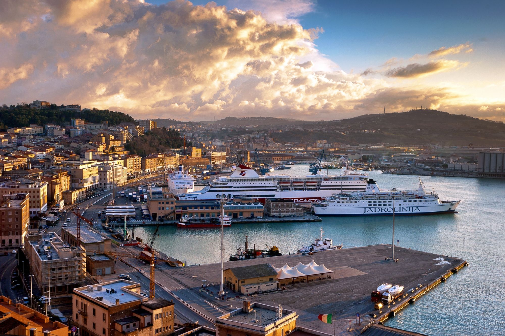 Il porto di Ancona. Credits Fotopogledi / Shutterstock