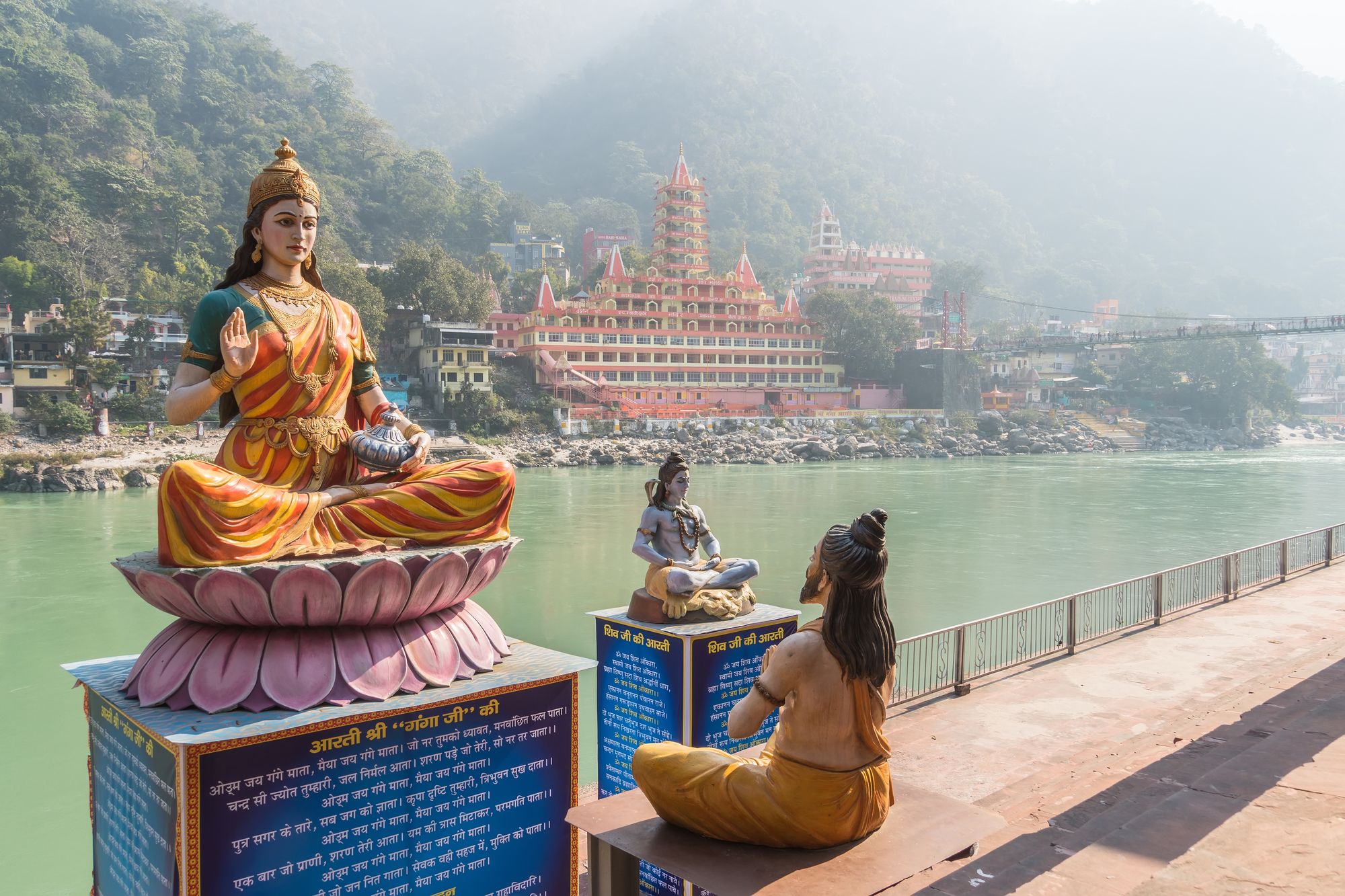 Sculture del Gange, di Shiva e del saggio sulla riva del fiume a Rishikesh, Uttarakhand