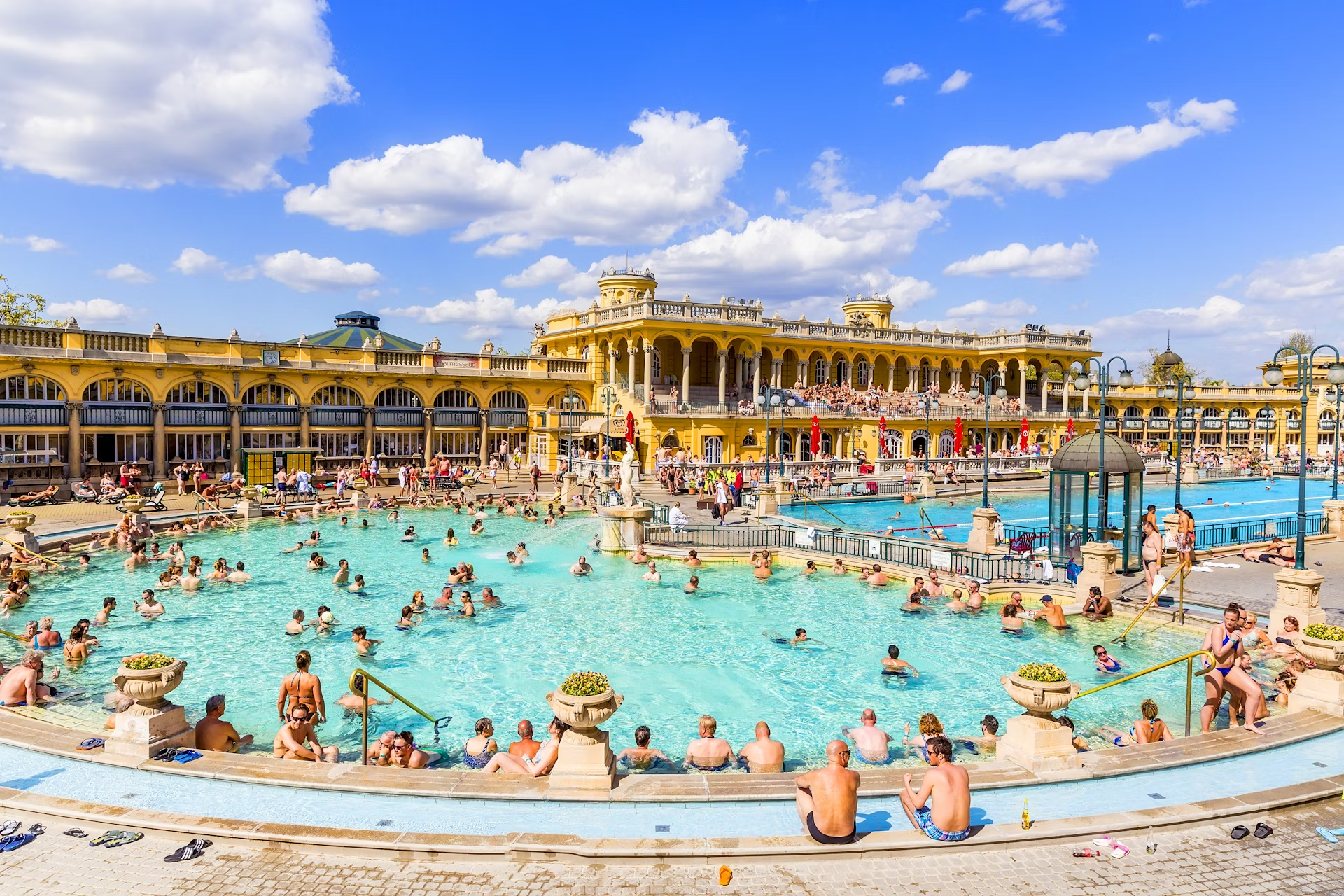 Trascorrete del tempo in uno dei tanti centri termali di Budapest. Ungvari Attila / Shutterstock