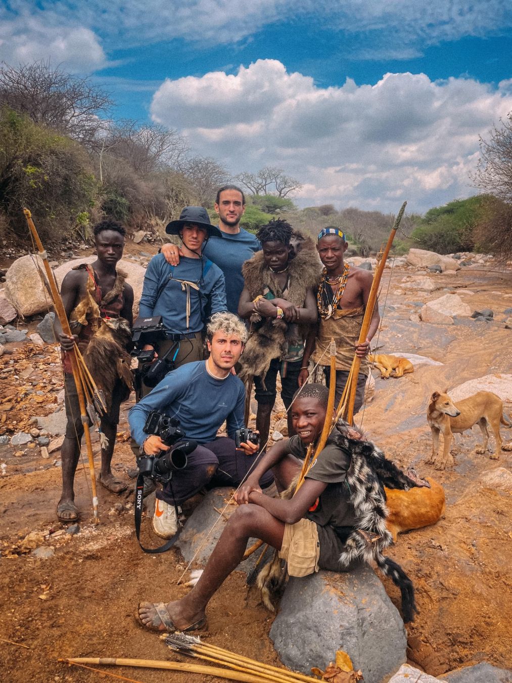 Il team con gli Hadzabe in Tanzania © Progetto Happiness