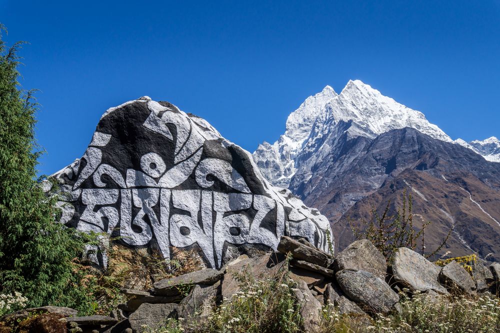 Mantra sulla roccia nella regione dell’Everest. Credits Yukiakari / Shutterstock