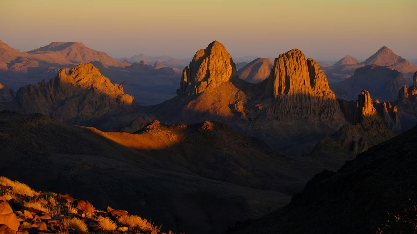 La luce del sole su Assekrem, Algeria. Elias Temer/Shutterstock