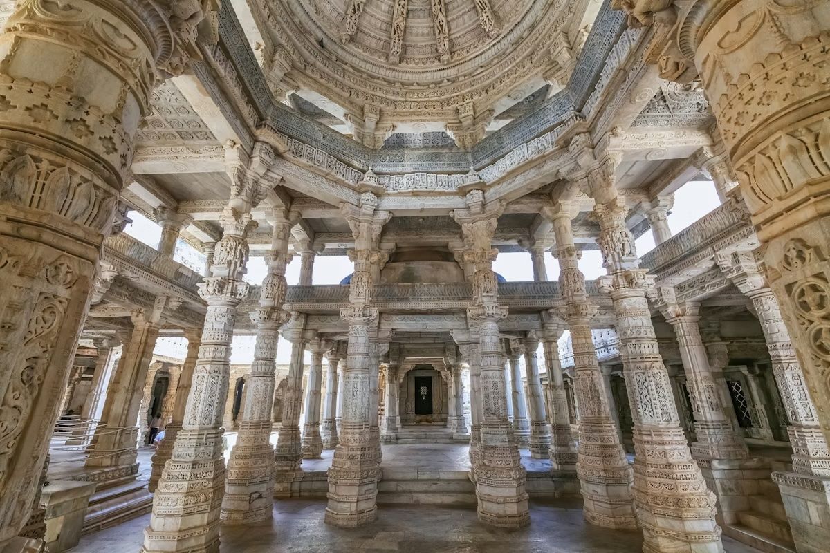 Le intricate incisioni dei templi Delwara sul Monte Abu devono essere viste per essere credute. Roop_Dey/Shutterstock