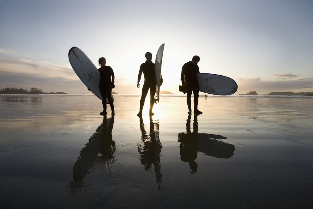 Surfisti a Chesterman Beach, in Canada © Design Pics / Deddeda / Getty Images