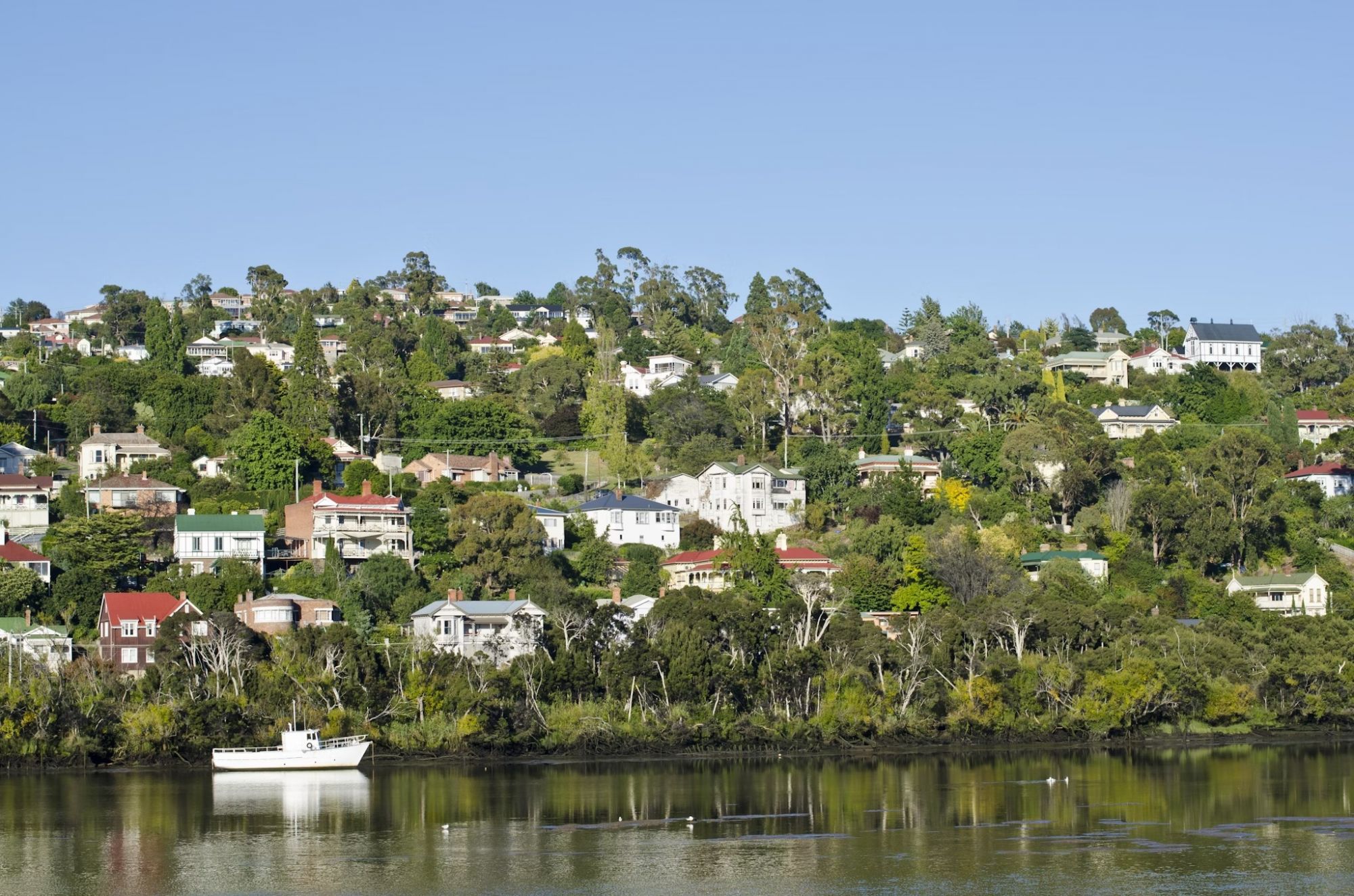 Gli abitanti del luogo si godono una vita invidiabile con vista sul fiume Tamar. David Lade/Shutterstock