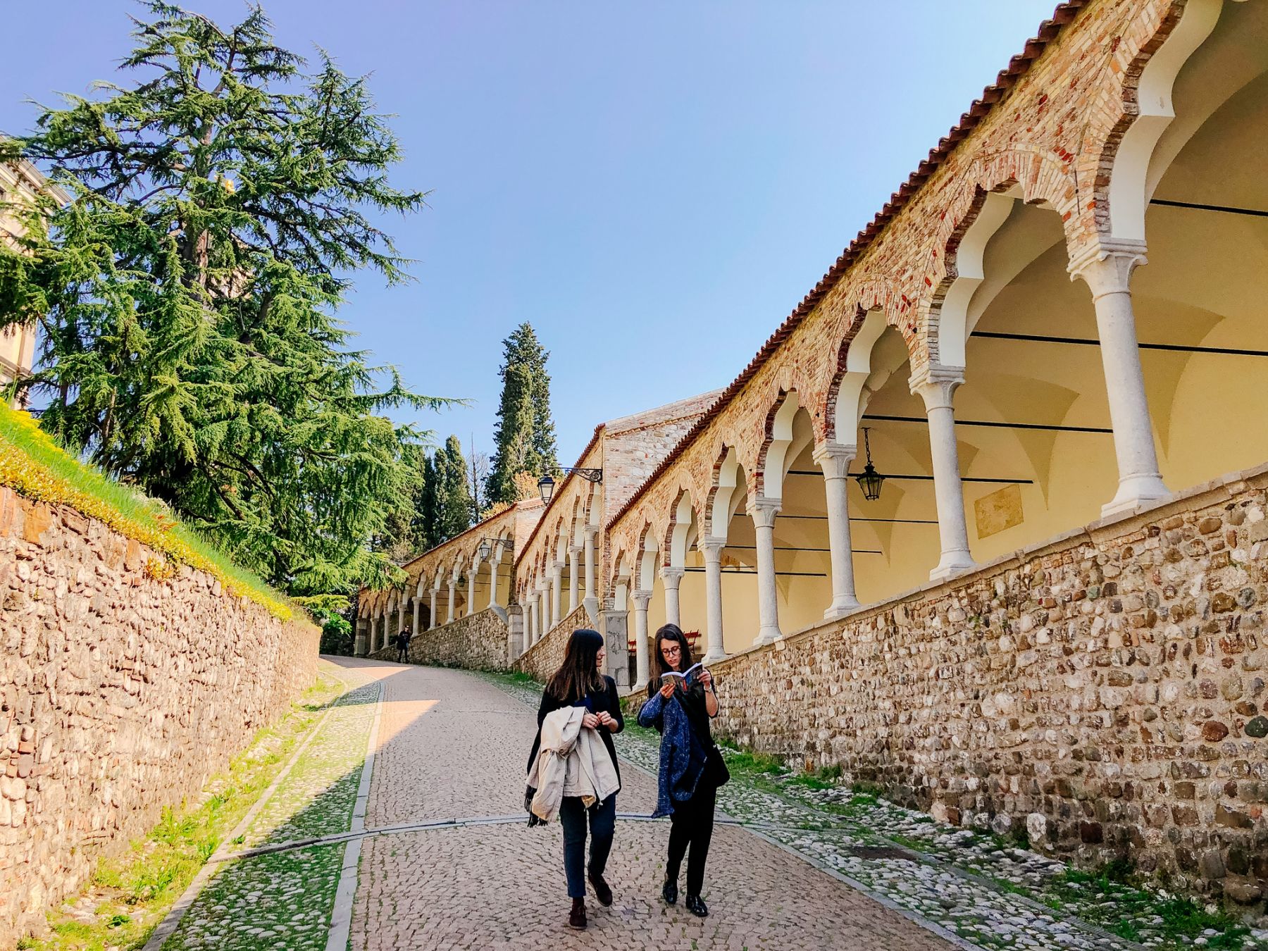 Passeggiata vicino alle arcate di Piazzale del Castello a Udine