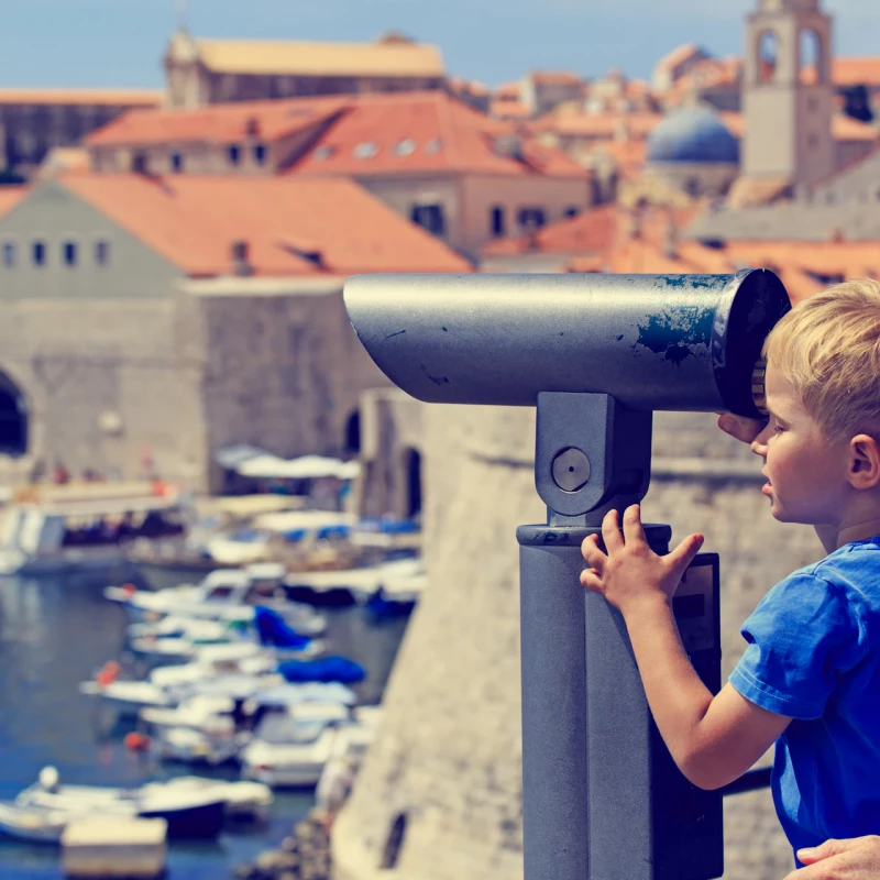 Le mura della città vecchia di Dubrovnik sono un vero spasso per i piccoli avventurieri © Getty Images / iStockphoto