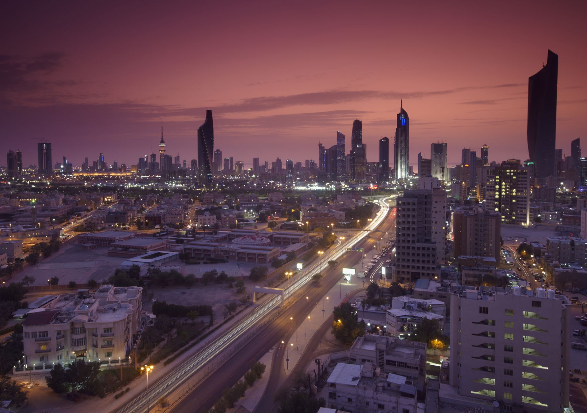 Lo skyline di Kuwait City al tramonto ©Getty Images/Flickr Open