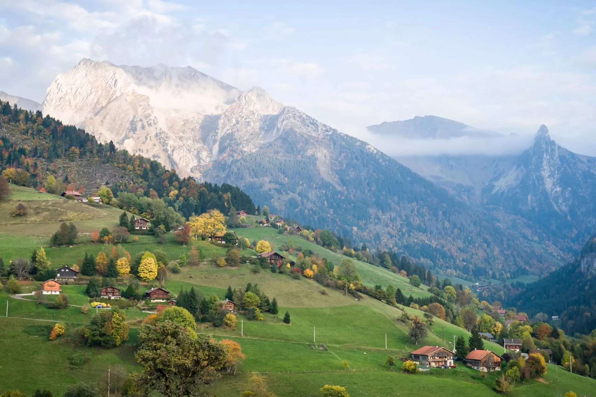 Il villaggio alpino di Manigod, nei pressi di Annecy. Paul Maguire/Shutterstock