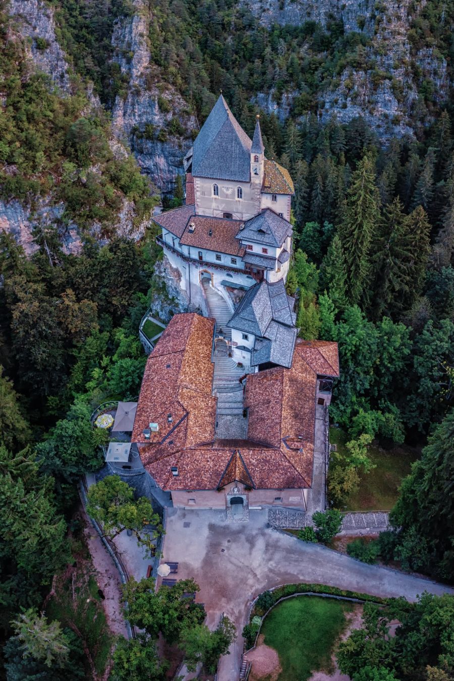 Il misterioso Santuario di San Romedio ©Viktor Skrynkovych / Shutterstock