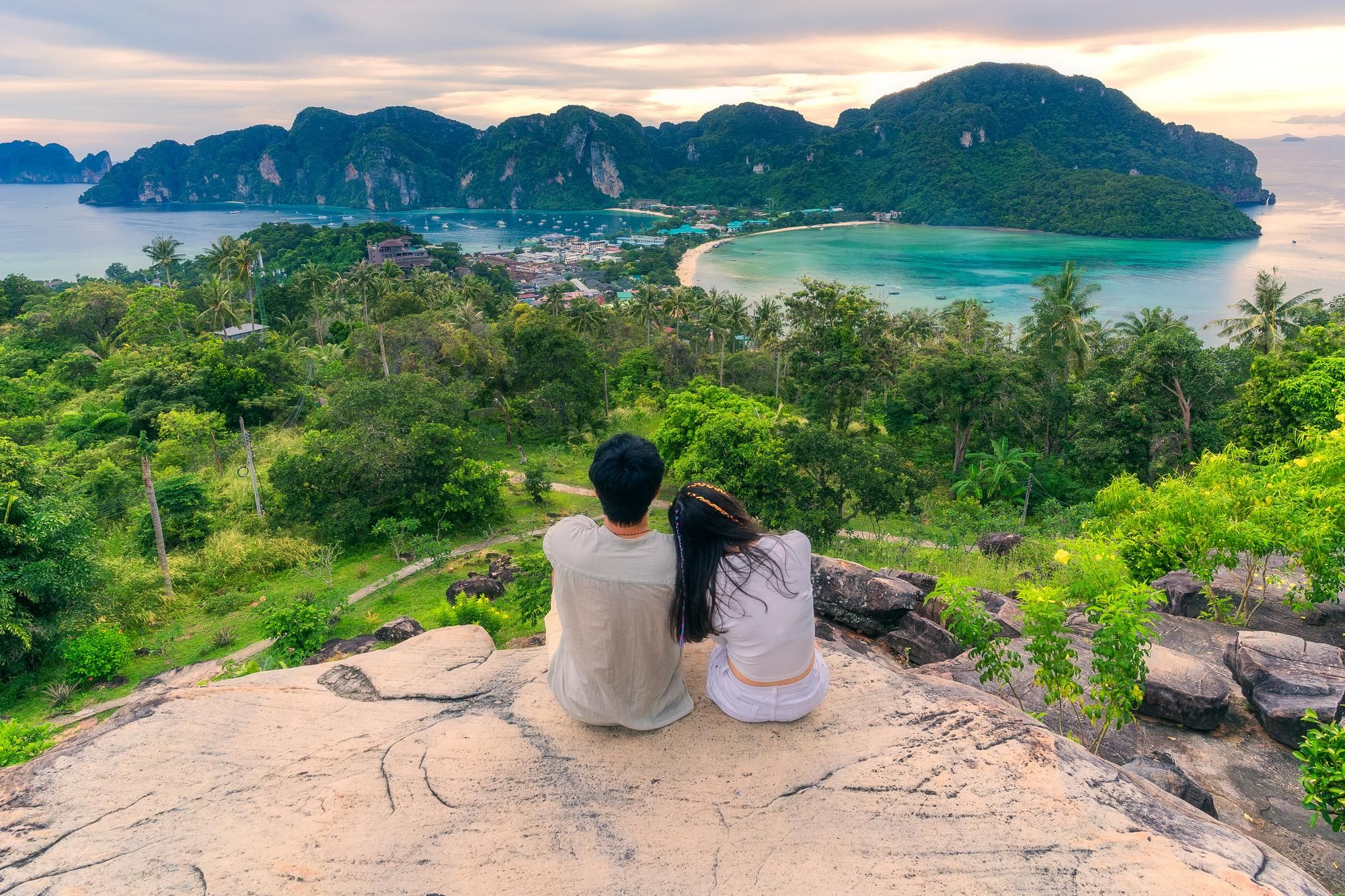 La spettacolare vista dal belvedere di Phi Phi Island con vista sulla città, sulle montagne e sul mare, Thailandia.©Royalty Free Commercial