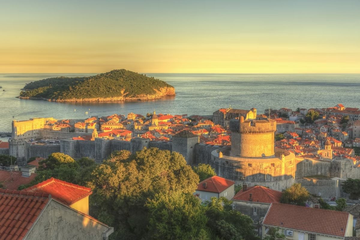 L’isola di Lokrum risplende alla luce del tramonto. Stuart Westmorland/Photographer’s Choice RF/Getty Images