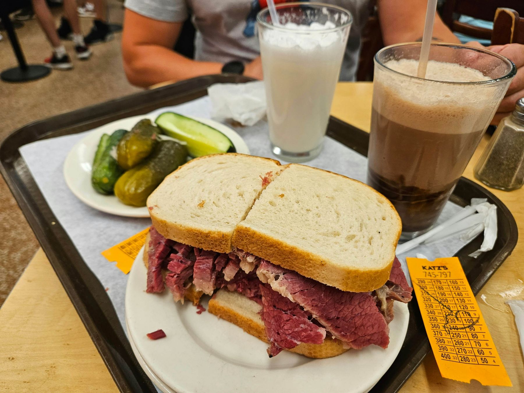 Uno dei leggendari panini di Katz’s Delicatessen. © nevada.claire/Shutterstock