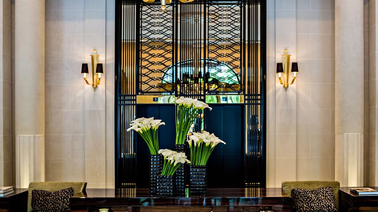 L’elegante hall in stile art déco dell’hotel Prince de Galles nell’VIII arrondissement di Parigi. Marriott