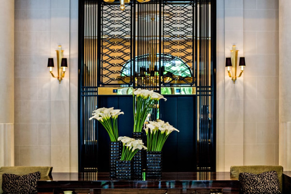 L’elegante hall in stile art déco dell’hotel Prince de Galles nell’VIII arrondissement di Parigi. Marriott