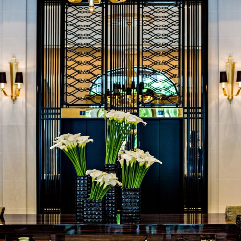 L’elegante hall in stile art déco dell’hotel Prince de Galles nell’VIII arrondissement di Parigi. Marriott