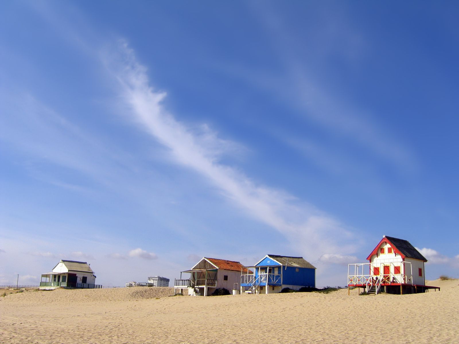 Le casette colorate sulla spiaggia di Costa da Caparica, a Setúbal ©hsvrs/Getty Images