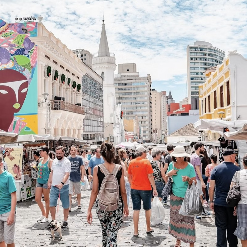 Il mercato domenicale sullo storico Lardo da Ordem è una tappa fondamentale per chi visita Curitiba. Vinicius Bacarin/Shutterstock