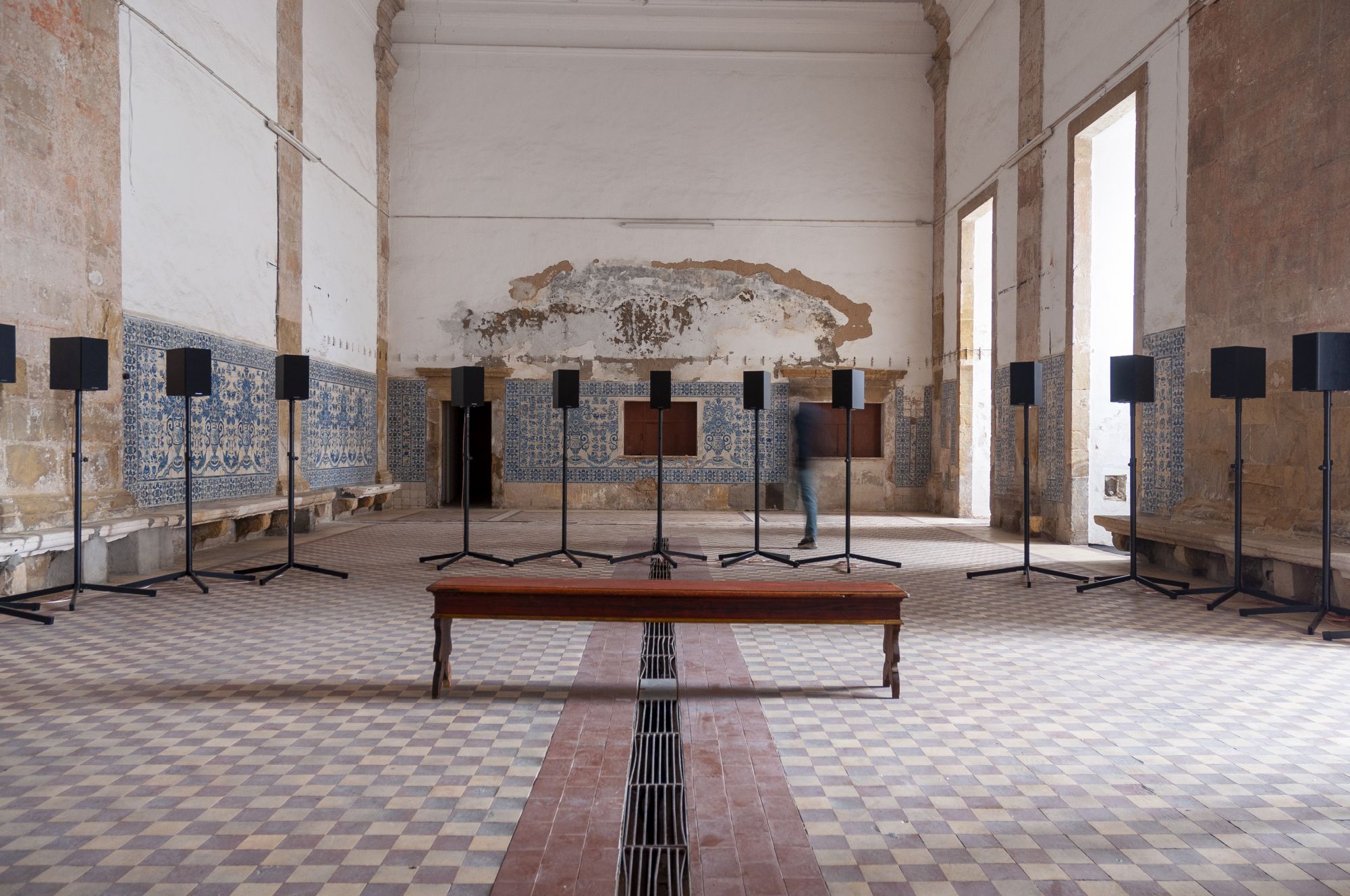 L’opera The Forty-Part Motet nella mostra The Factory of Shadows: Janet Cardiff & George Bures Miller Courtesy of Anozero – Bienal de Coimbra, 2025.