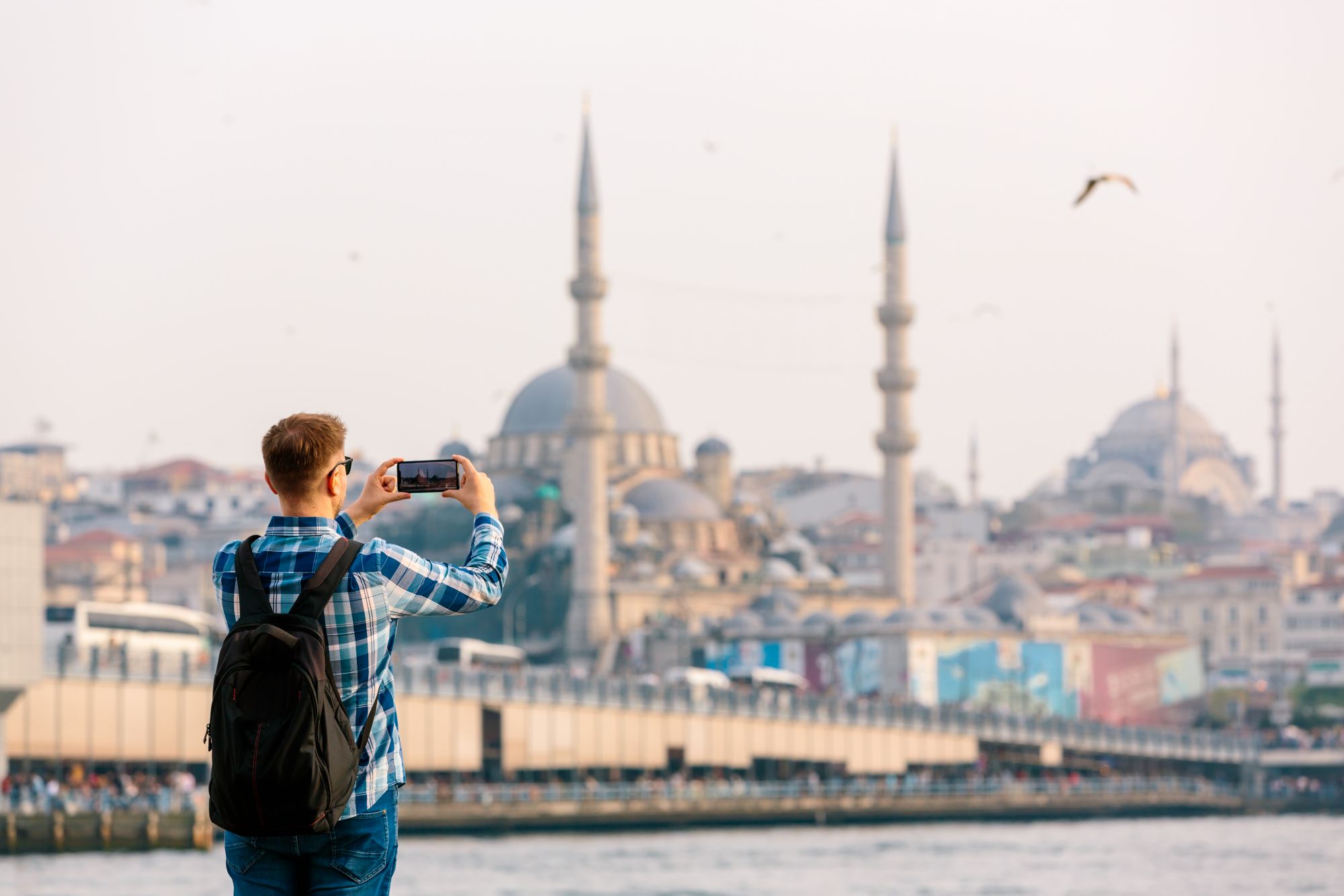 Un ragazzo fotografa lo skyline di Istanbul