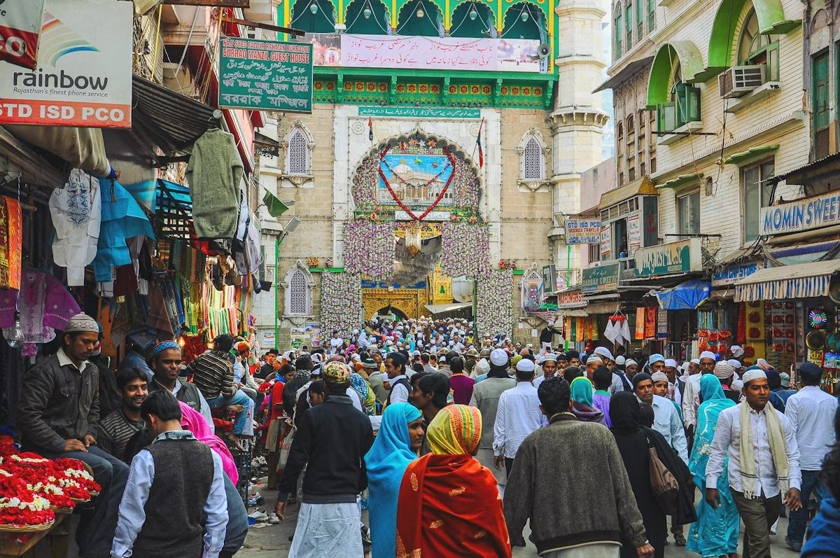 I pellegrini si riuniscono davanti al cancello del dargah di Khwaja Muin-ud-din Chishti ad Ajmer, nel Rajasthan. RudiErnst/Shutterstock