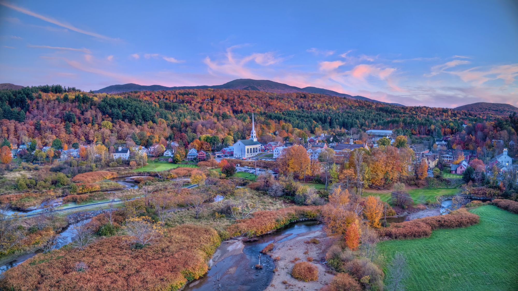 Villaggio di Stowe in Vermont con bosco in autunno