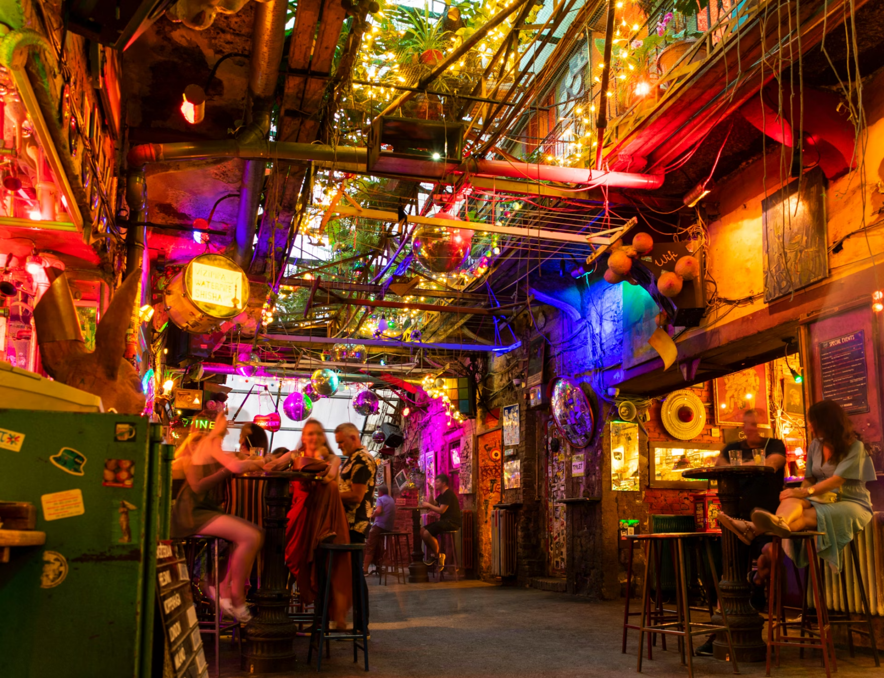 Szimpla Kert è il romkocsmák più famoso di Budapest. albertolpzphoto / Shutterstock