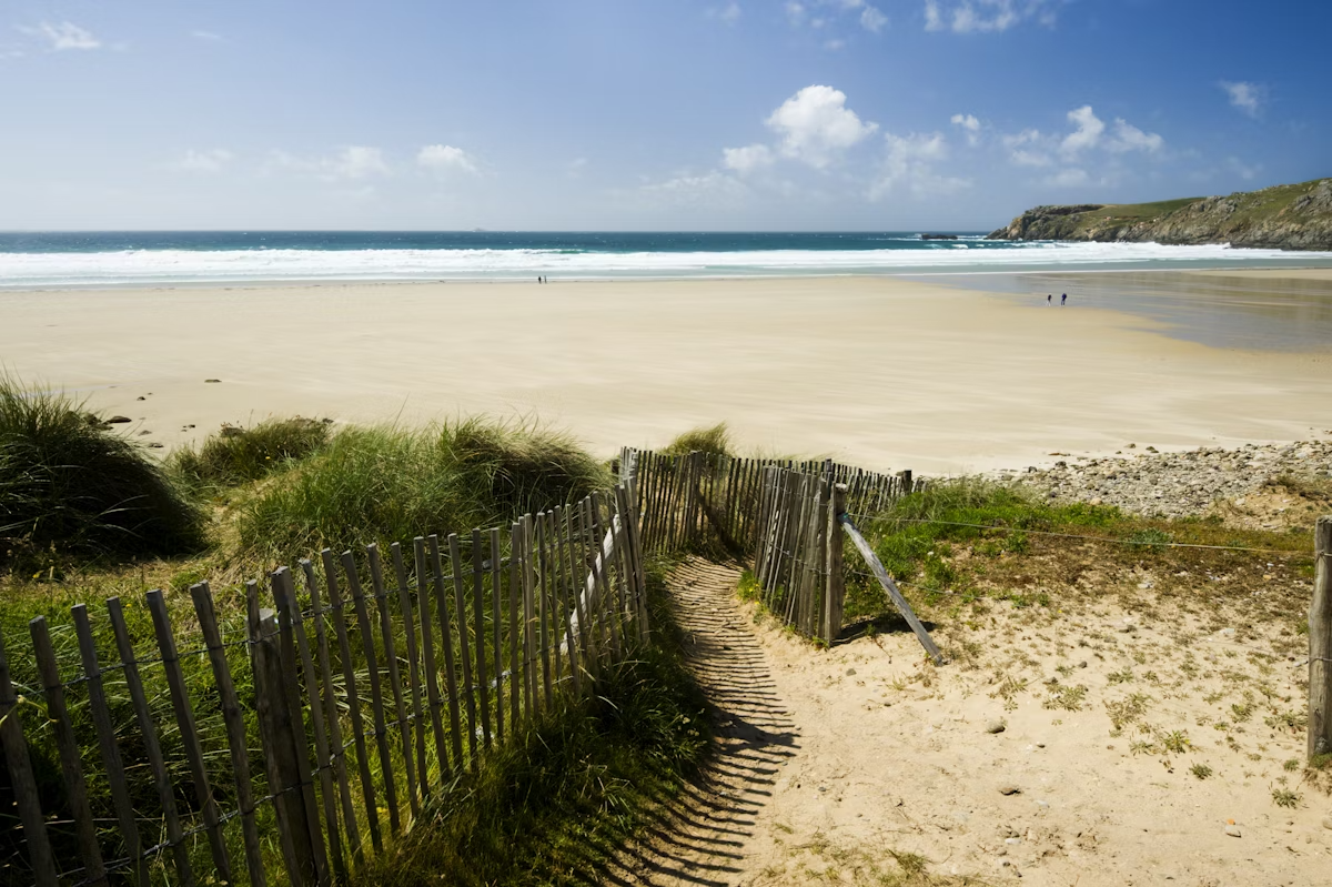 La spiaggia di Baie des Trepasses sulla costa atlantica del Finistère, in Bretagna. Justin Foulkes per Lonely Planet