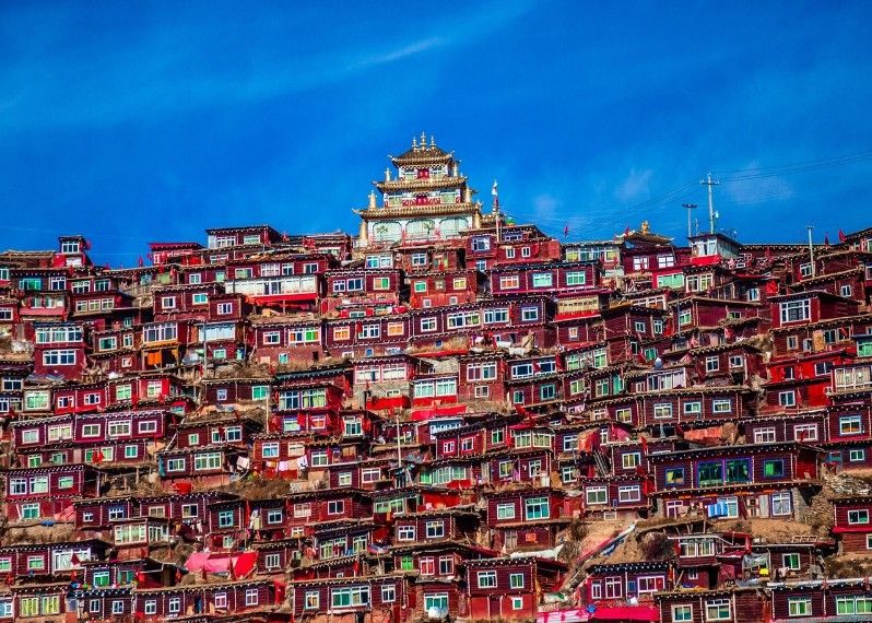 40.000 monaci vivono nell’accademia buddista Larung Gar a Seda, Sichuan, Cina. ©akedesign/Shutterstock