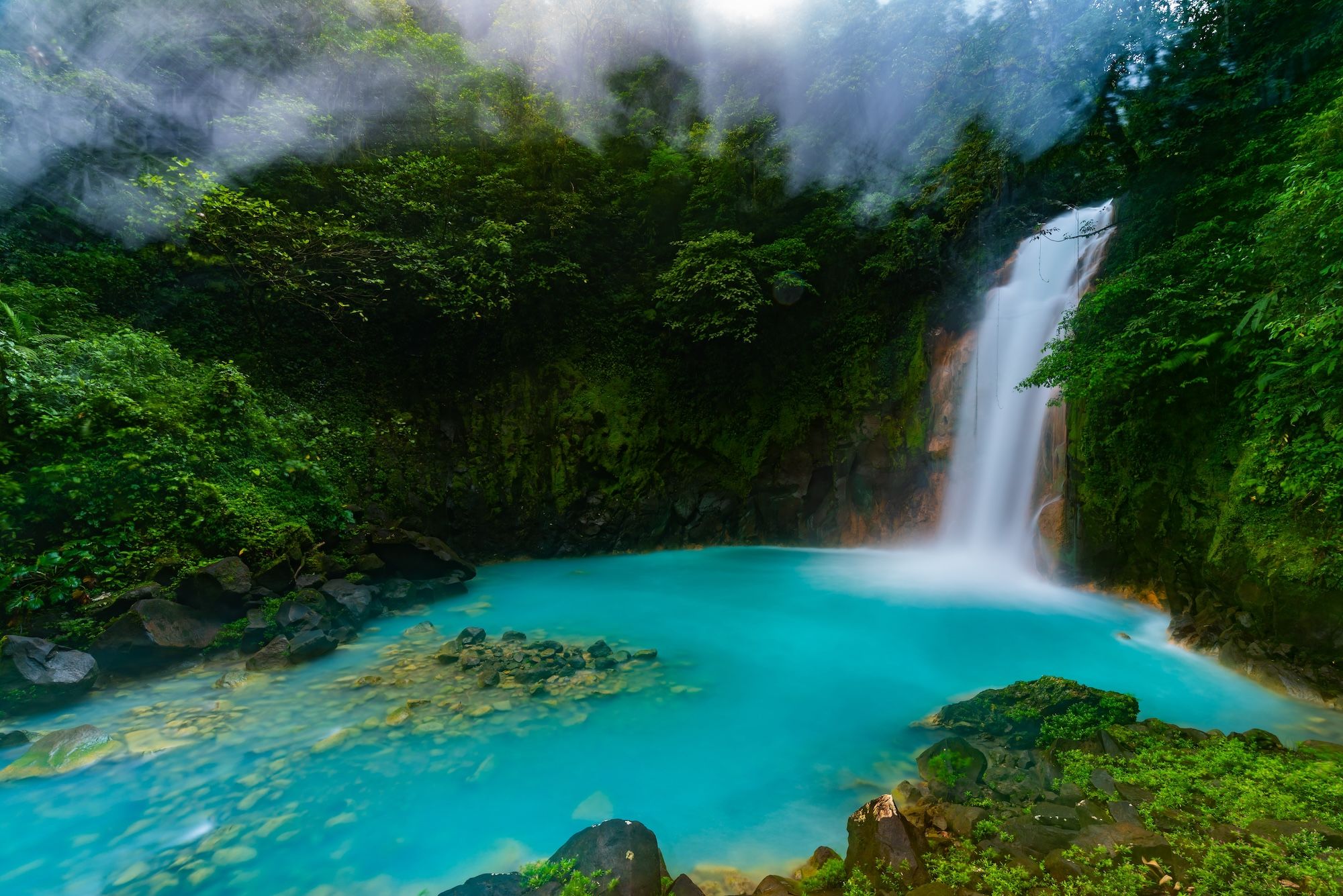 Si narra che quando Dio terminò di dipingere il cielo di blu, sciacquò i suoi pennelli nel Río Celeste ©Olcay Met/shutterstock