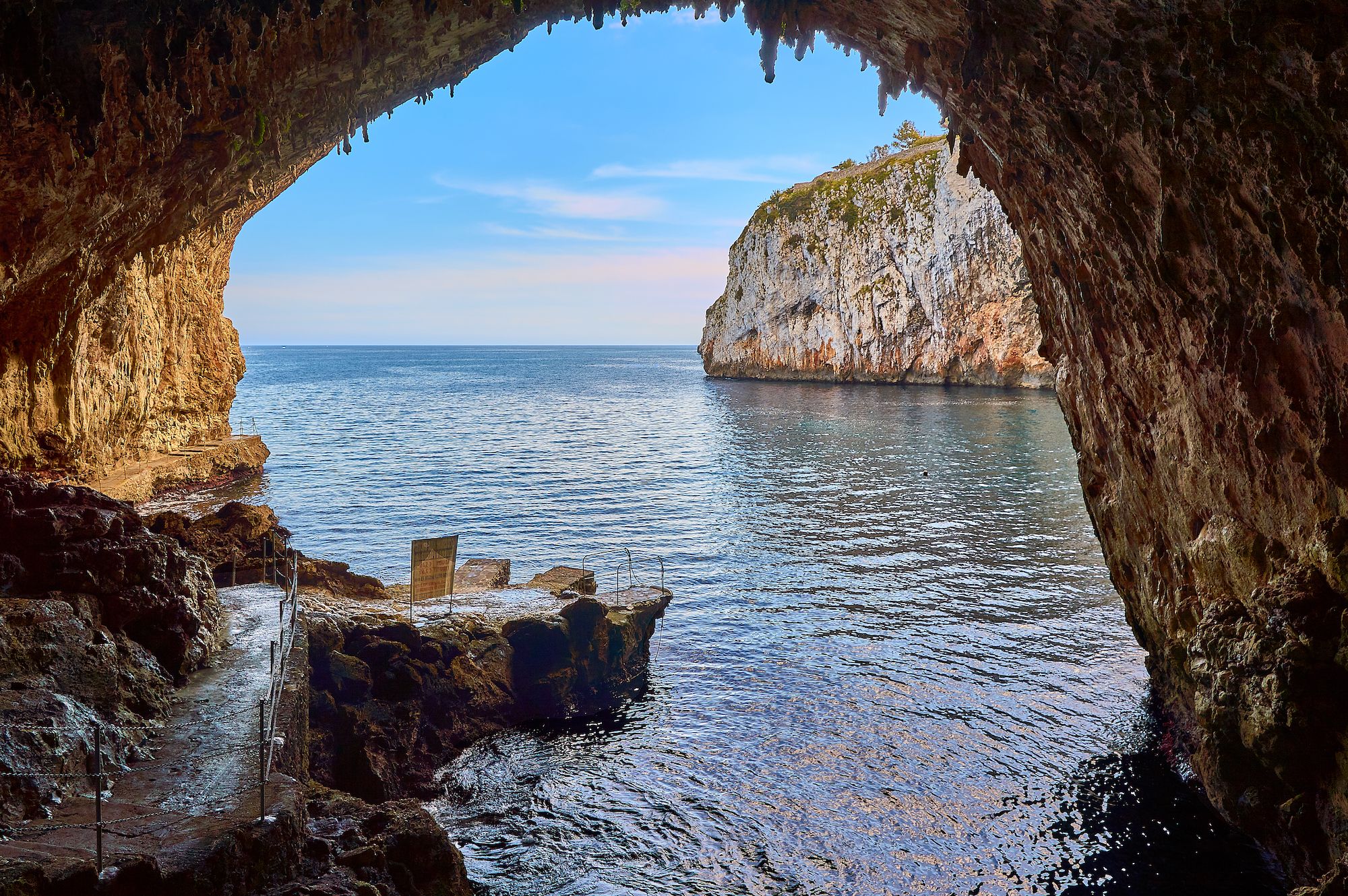La grotta di Zinzulusa, Salento ©mjols84/shutterstock