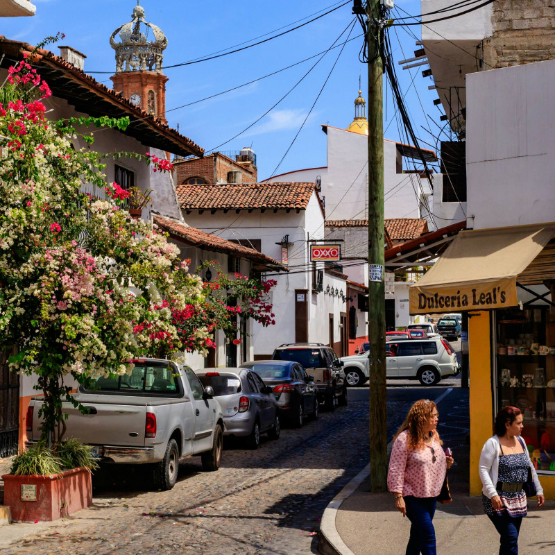 Puerto Vallarta non è solo spiagge: la città storica si fa apprezzare per le strade acciottolate e la vivace vita notturna. © Shutterstock