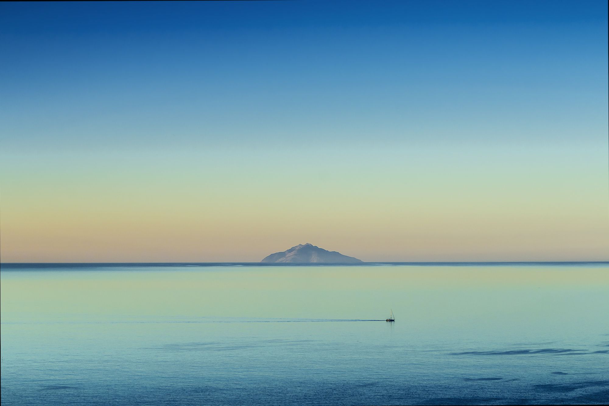 L’Isola di Montecristo all’alba, vista dall’Isola d’Elba