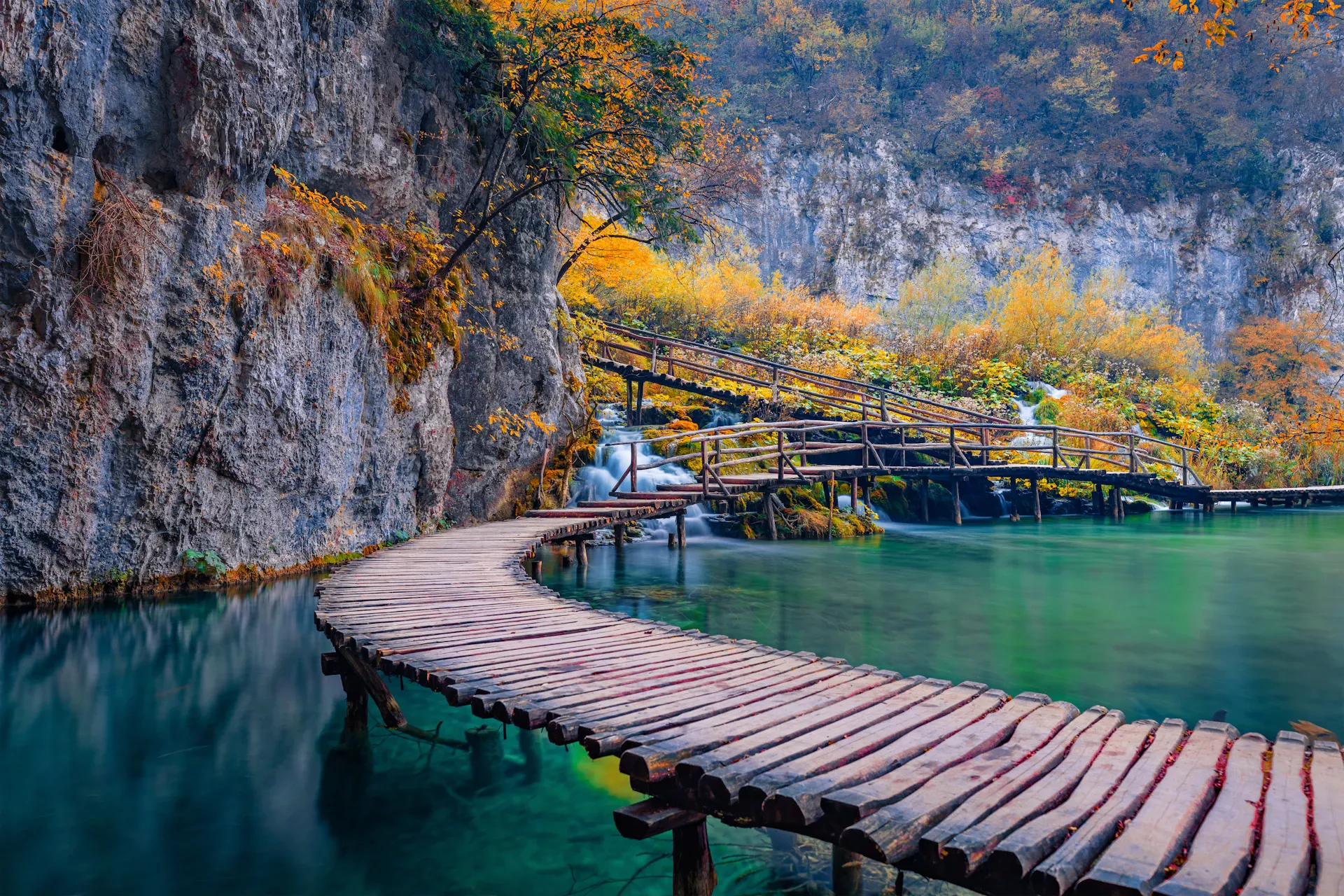 Il Parco Nazionale dei Laghi di Plitvice è mozzafiato - e molto meno costoso - nei mesi autunnali © Andrew Mayovskyy / Shutterstock