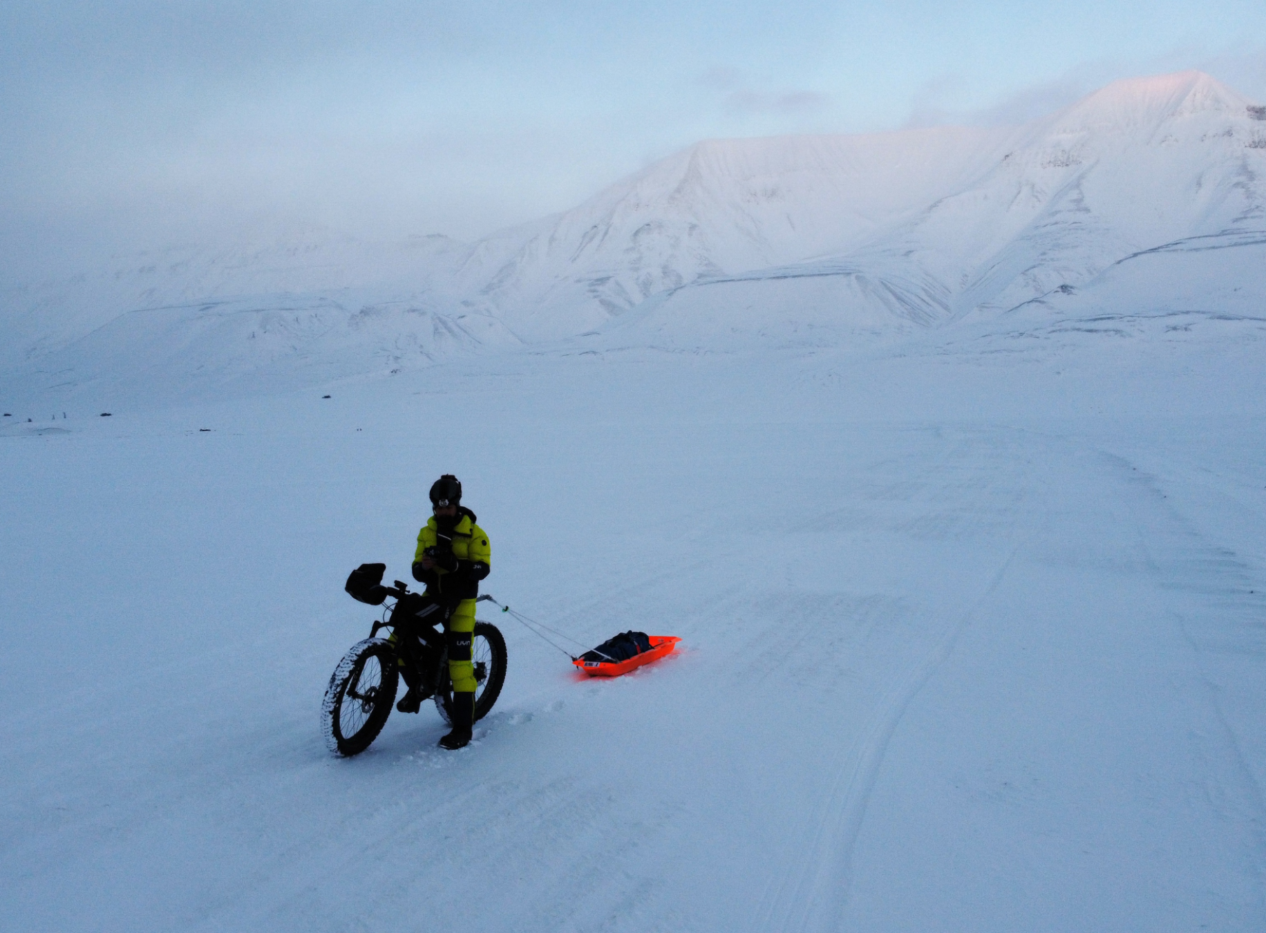 Ciclista solitario tra la neve delle Svalbard