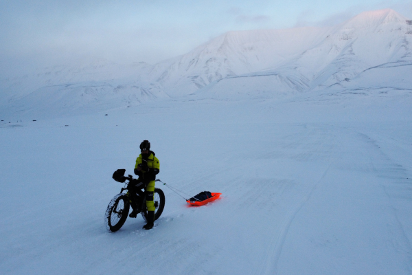 Omar Di Felice, da solo con la sua attrezzatura alle Isole Svalbard © Omar Di felice