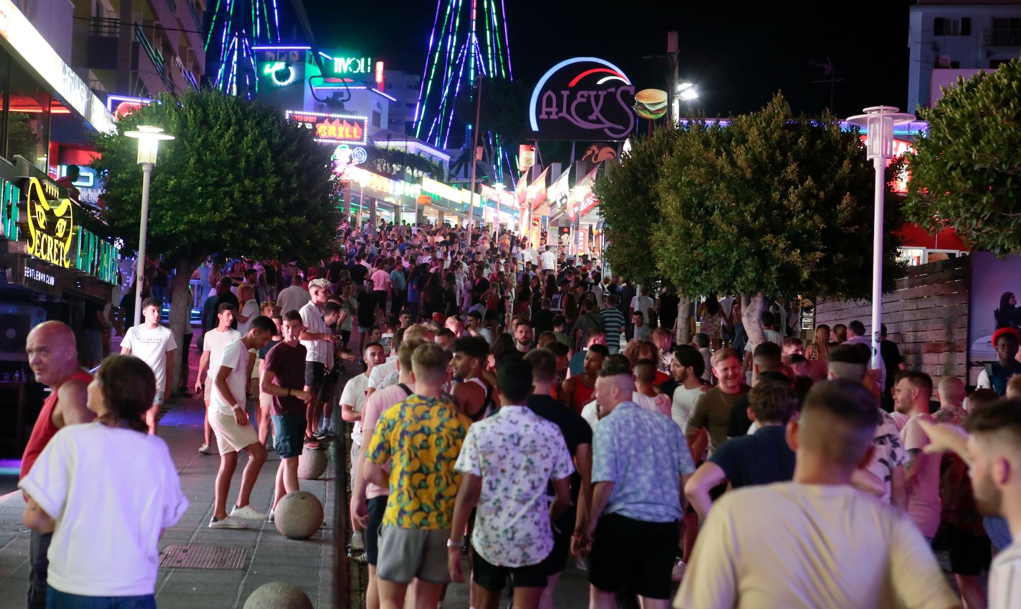 Turisti di notte per le strade di Magaluf, Maiorca ©zixia/Shutterstock
