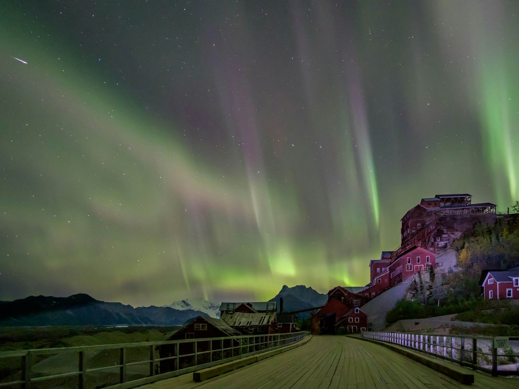Luci danzanti sul St Elias National Park, in Alaska. © David Pastyka/Shutterstock