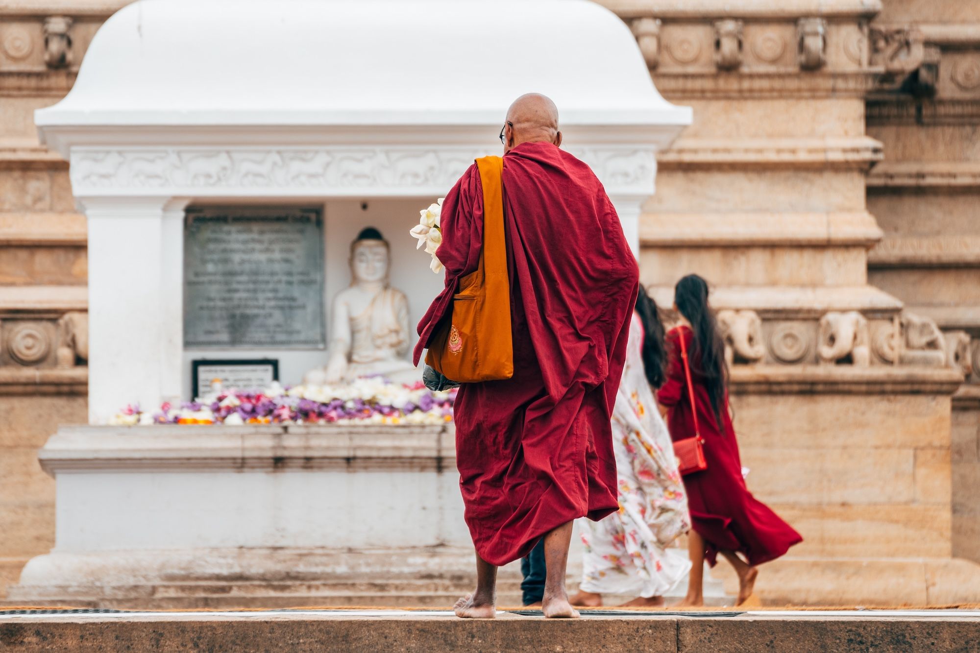 Un monaco a Anuradhapura ©Jon Chica / Shutterstock