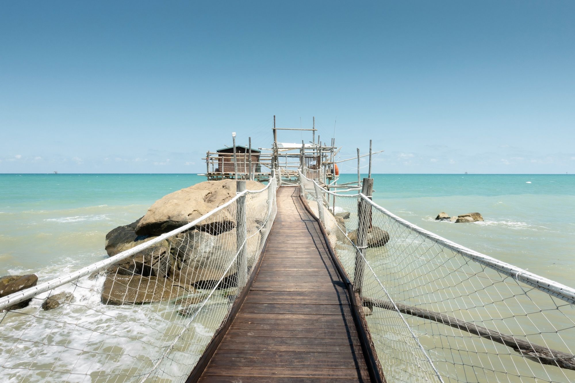tra le esperienza da non perdere c’è un pranzo nei trabocchi © / Shutterstock
