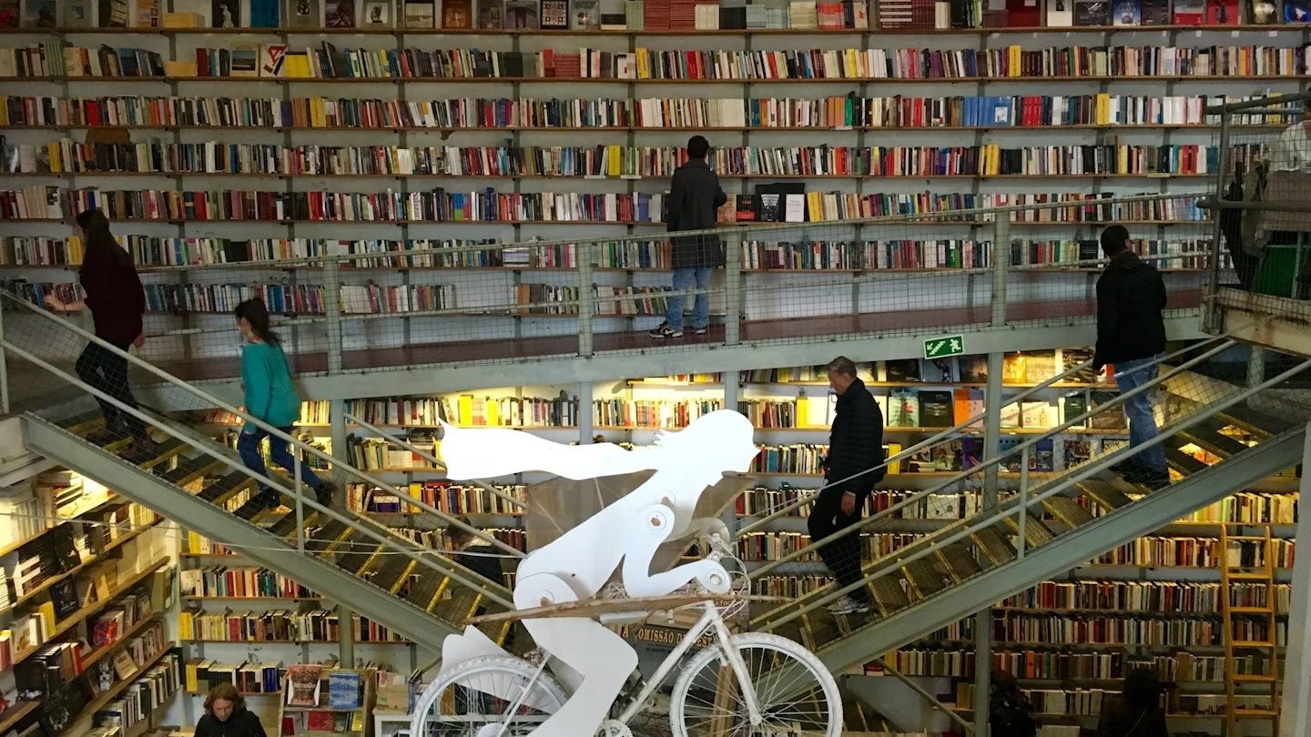 Libreria Ler Devagar a Lisbona. Alex Butler/Lonely Planet